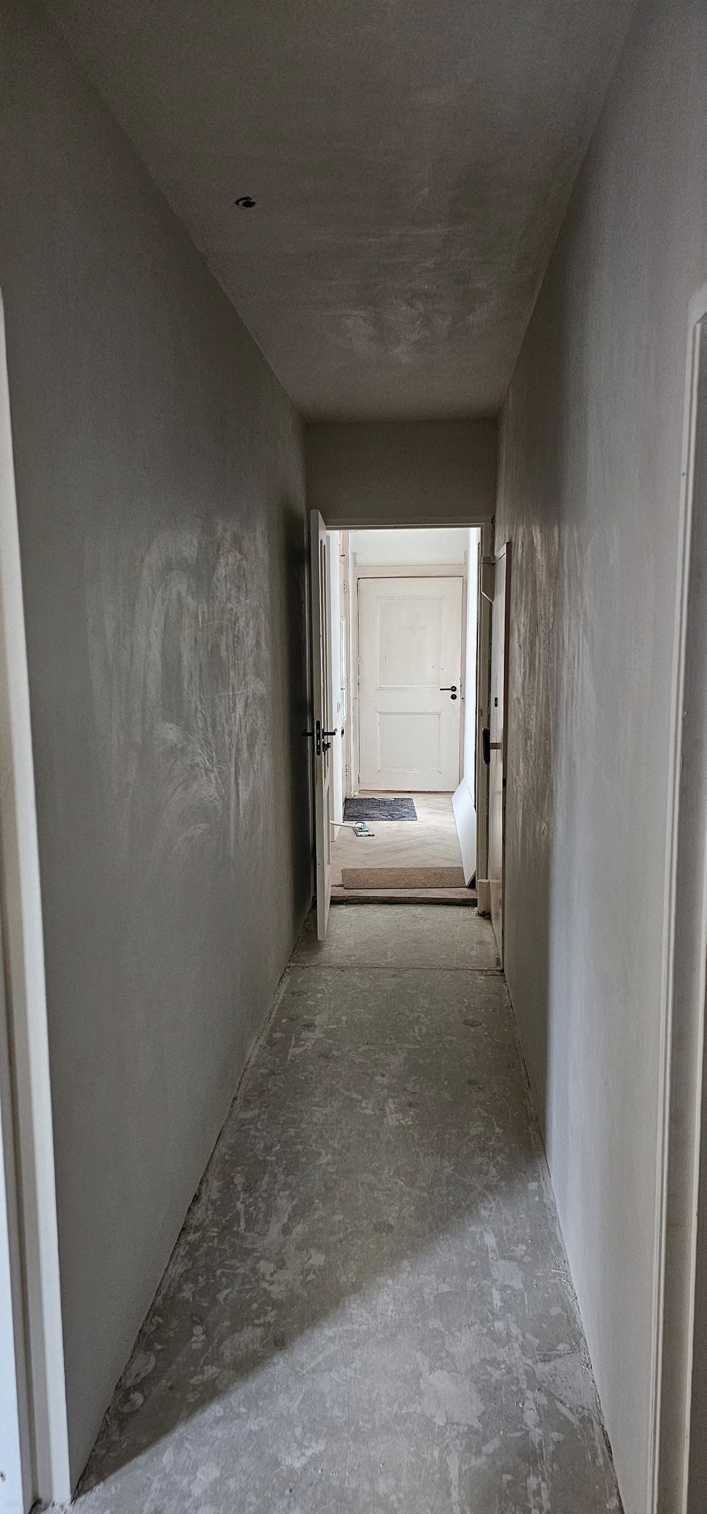 Lange smalle gang met gladde wanden en een gestuct plafond